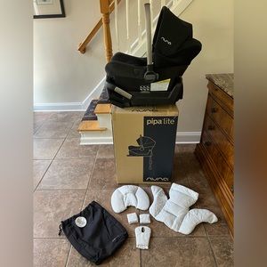 Nuna Pipa Lite Car seat with infant insert and base